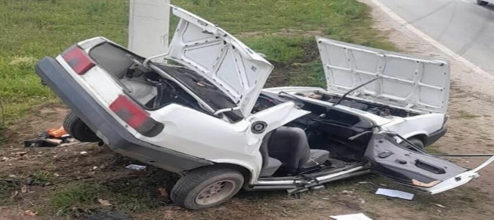 Elektrik direğine çarpan otomobildeki 2 kuzen öldü