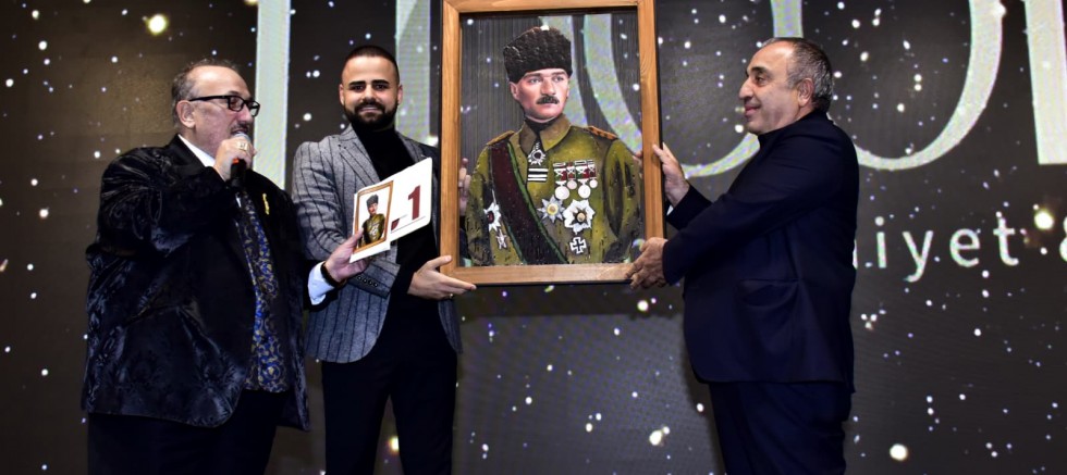 Ödül Gecesinde Atatürk Portresinin Satılmasına Ünlü İş Adamından Engel